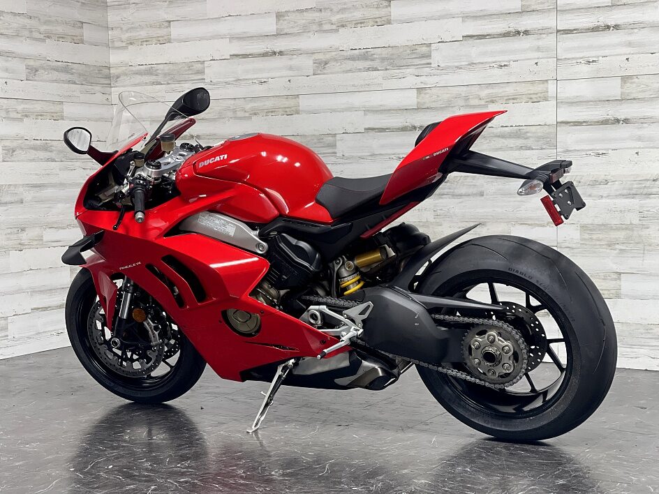 2018 Ducati panigale V4 (+971561943867)