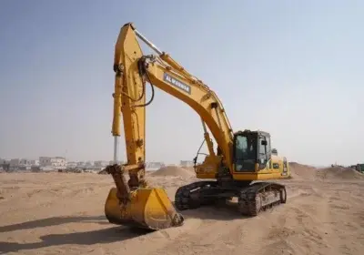 2019-komatsu-pc300-8m0-track-excavator-front-left-view-ex-0419-4